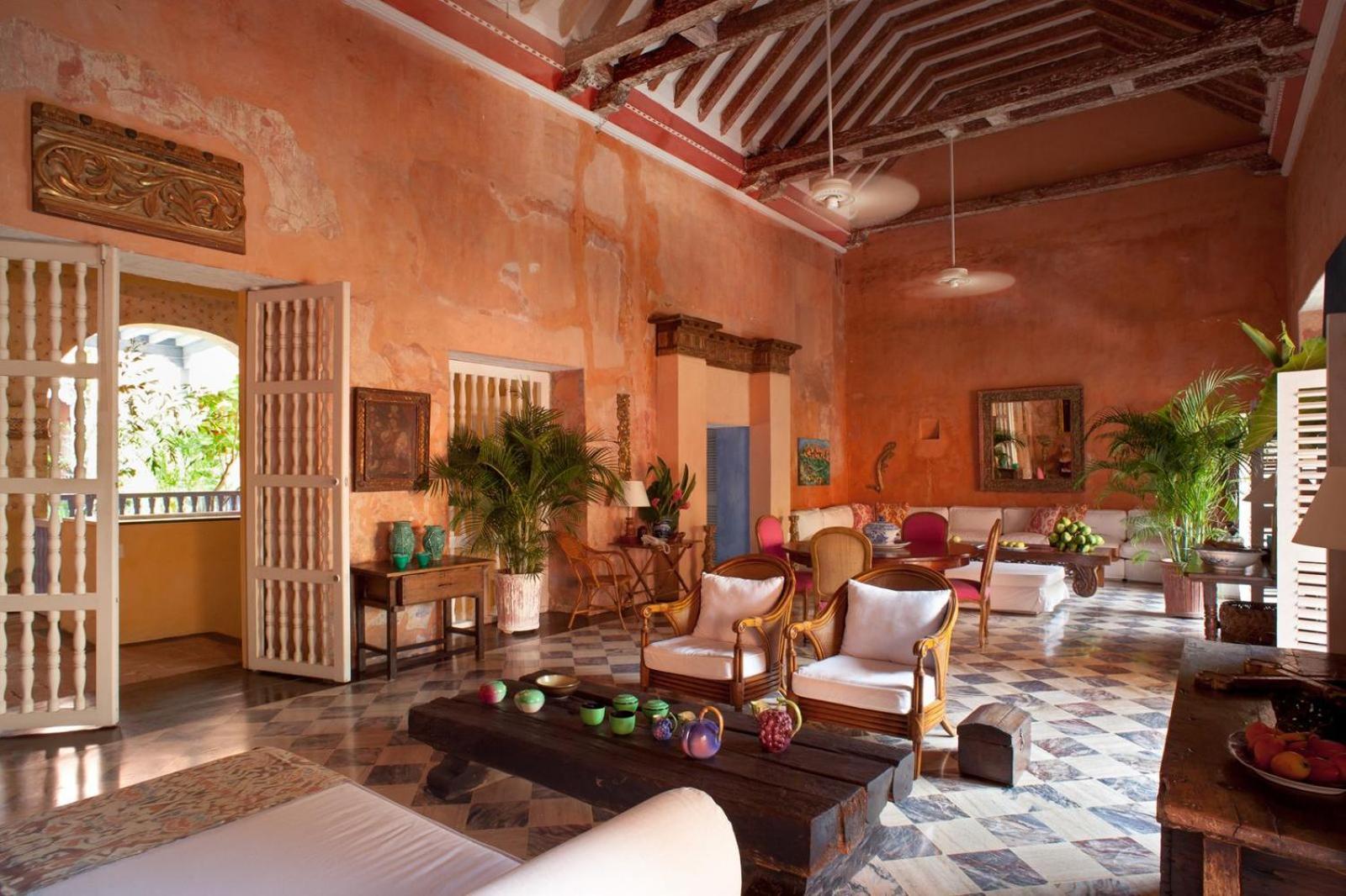Villa Luxury 10 Bedroom Colonial Mansion